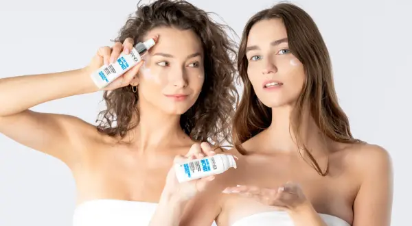 Dwie kobiety prezentują kosmetyk Bandi "More Than Moist". Czy to jest nmf co to? Ten produkt nawilża skórę.