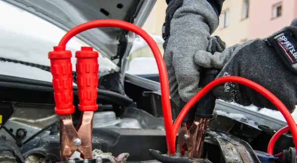 Jak podłączyć kable rozruchowe do akumulatora bez ryzyka uszkodzeń