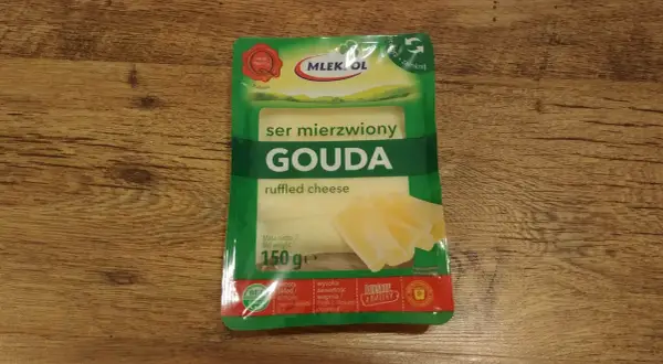Opakowanie sera Gouda z widocznymi plasterkami sera i informacją o wadze 150g.