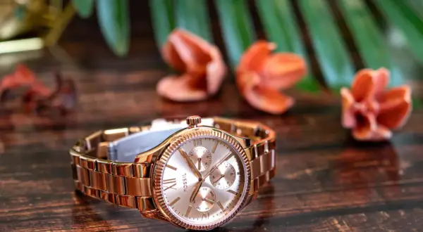 Fossil damskie: Klasyka czy smartwatch? Znajdź swój zegarek!