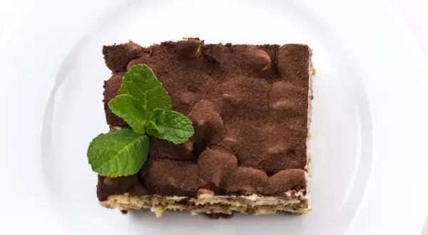 Pyszne tiramisu posypane kakao, z miętą. Zastanawiasz się, jaki alkohol do tiramisu wybrać?