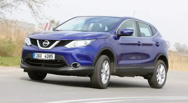 Niebieski Nissan Qashqai 1.2 benzyna na drodze. Wiele osób szuka opinii o tym modelu.