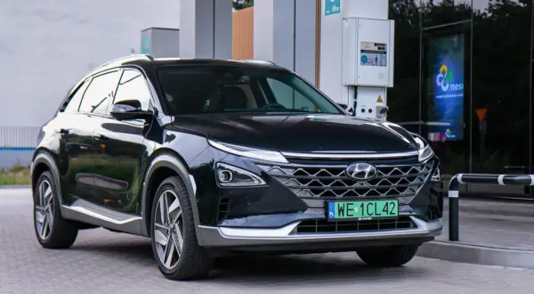 Czarny Hyundai Nexo, samochód wodorowy, tankuje na stacji paliw.