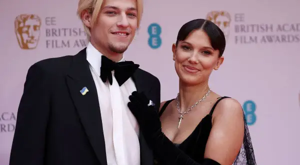 Millie Bobby Brown y su pareja, Jake Bongiovi, posan sonrientes en la alfombra roja de los BAFTA.