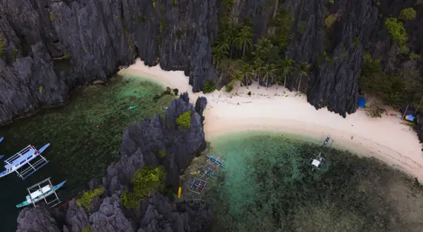 Explora este paraíso: kayaks, barcas y playas de arena blanca. ¡Descubre qué hacer en el nido de estas islas!