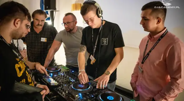 Jak zostać DJ-em w klubie? Od zera do pierwszego gigu!