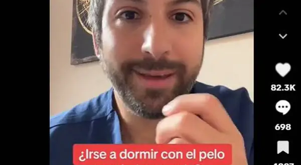 Hombre con barba pregunta si es malo dormir con el pelo mojado.