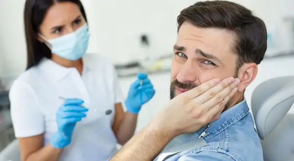 Ból dziąseł? Sprawdzone sposoby na ulgę i kiedy iść do dentysty