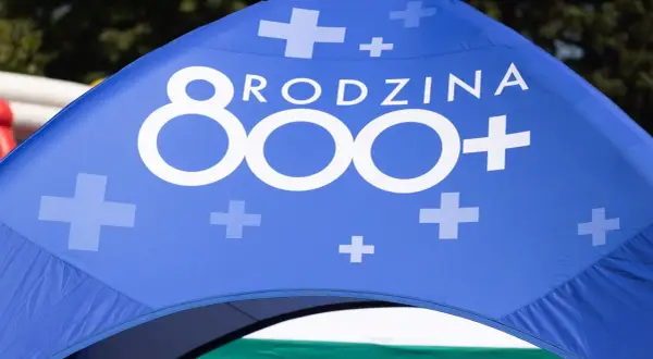 Niebieski namiot z białym napisem "RODZINA 800+" i symbolami krzyżyków.