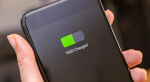 Telefon pokazuje %50 naładowania. Dobra kondycja baterii pozwala na dalsze użytkowanie.