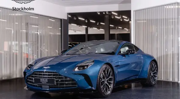 En blå Aston Martin till salu hos Aston Martin Stockholm. En dröm på fyra hjul som väntar på sin nya ägare.
