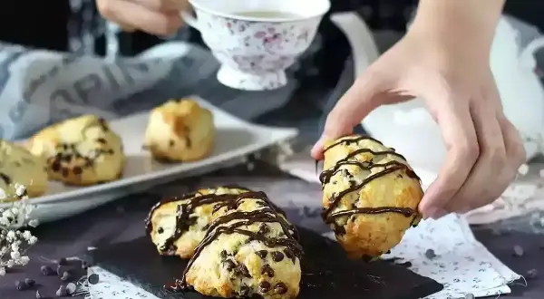 Här är några enkla scones med choklad, redo att avnjutas med en kopp te.