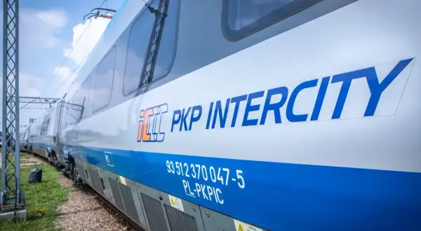 PKP Intercity. Czy można kupić bilet w pociągu? Tak, często jest to możliwe, ale warto sprawdzić wcześniej.