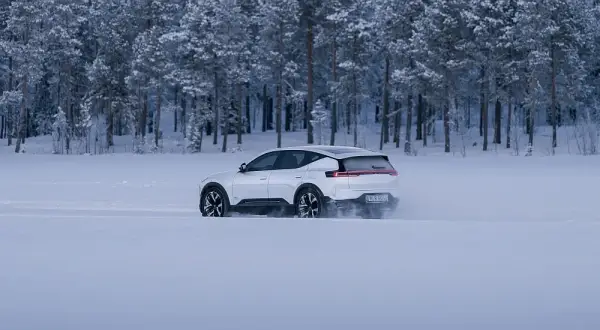 Tesla: Ile naprawdę przejedzie w Polsce? Zasięg zimą i na autostradzie
