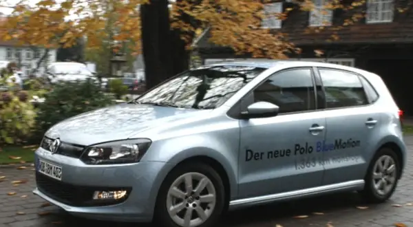Srebrny Volkswagen Polo BlueMotion, co to za technologia? Ten model przejechał 1.363 km non stop.