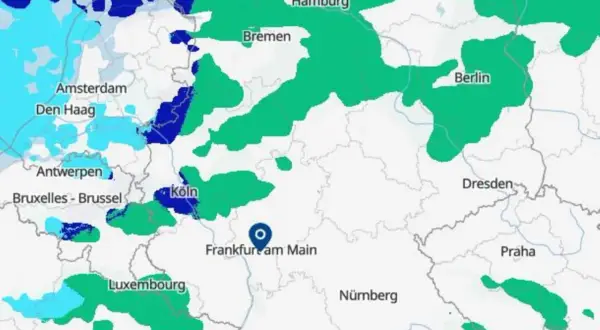 Schneevorhersage für Dezember in Deutschland: Grün zeigt Schnee an, besonders um Berlin und Hamburg. Blaue und hellblaue Flächen deuten auf Regen oder nassen Schnee hin.