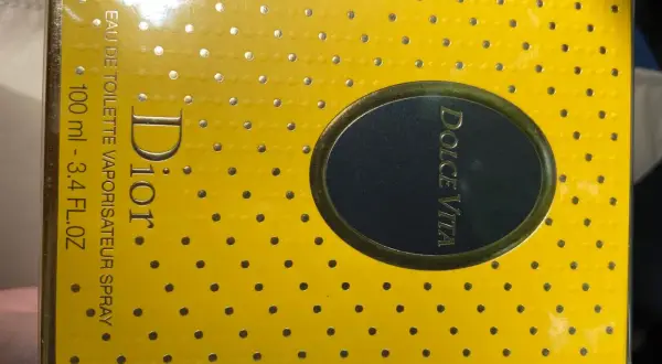 Żółte pudełko perfum Dior Dolce Vita z kropkami i złotymi napisami. 100 ml.