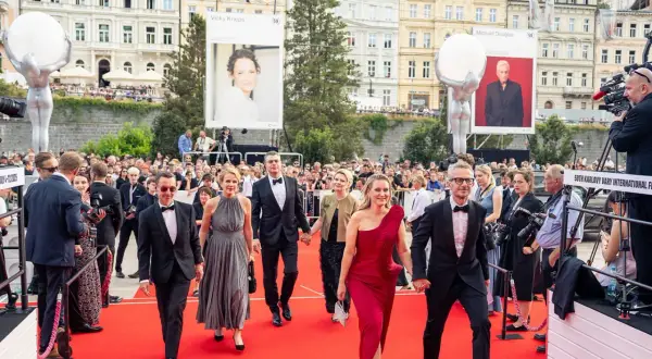 Gäste schreiten über den roten Teppich beim Karlovy Vary Film Festival.