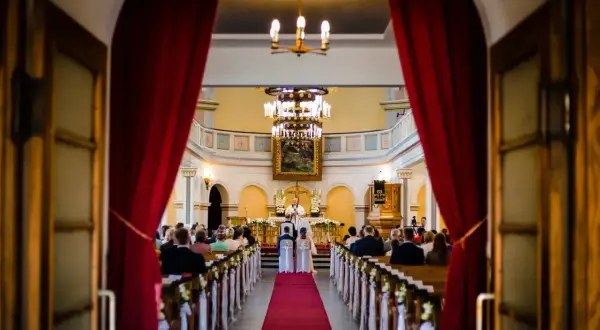 Ślub w kościele. Wszyscy chrześcijanie wierzą w Jezusa, ale czym się różni katolik od chrześcijanina? To pytanie zadaje sobie wielu.