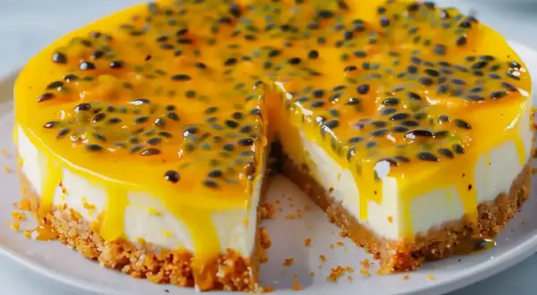 En krämig passionsfruktstårta med kexbotten, perfekt för ett påsktårta recept.
