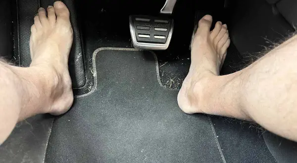 Pieds nus sur les pédales, prêt à conduire en claquette. L'été est là !