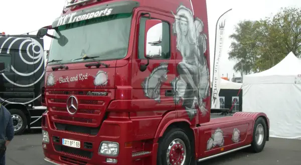 Camion rouge customisé avec une pin-up, un style tuning déf.