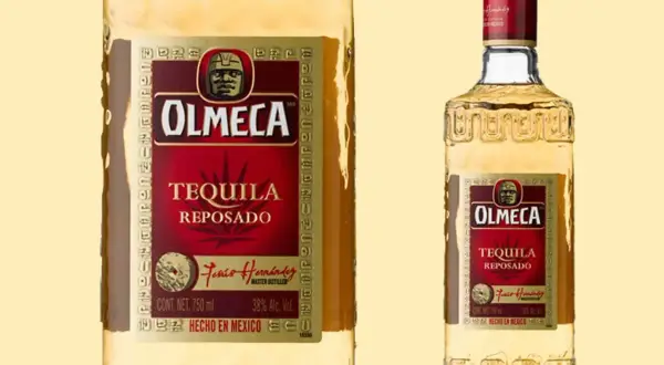 Butelka tequili Olmeca Reposado, 38% alkoholu. Idealna na wieczorne spotkania.