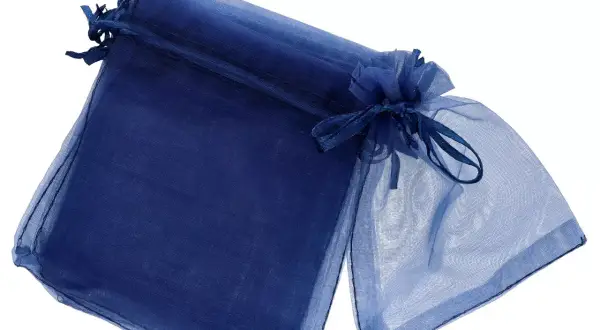 Granatowe woreczki z organzy, idealne na drobne upominki lub biżuterię.