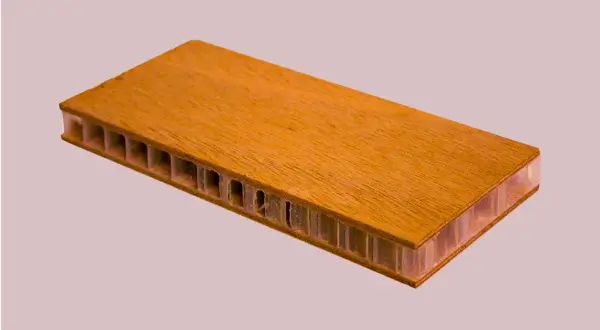 Pannello in legno tamburato con struttura a nido d'ape, leggero e resistente. Il suo significato è innovazione e design.