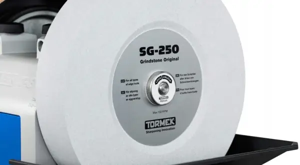 Duży, biały kamień szlifierski SG-250 Tormek, gotowy do ostrzenia narzędzi.