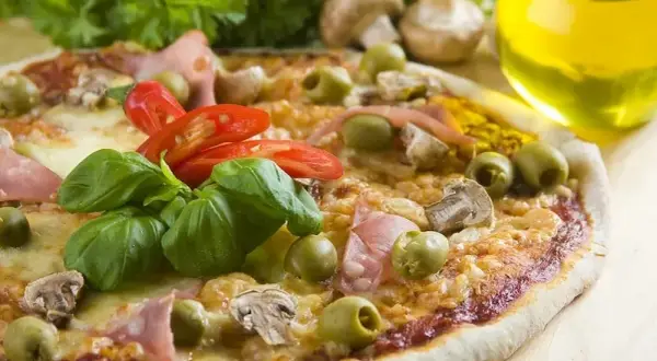 Pizza Capricciosa: Jakie składniki kryje oryginał?