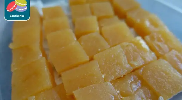 Des carrés de pâte de fruit dorée, prêts à finir de faire sécher au four. Un délice artisanal.