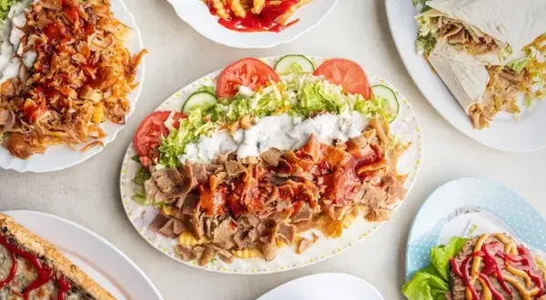 Kebab: Skąd pochodzi? Historia, rodzaje i polski fenomen