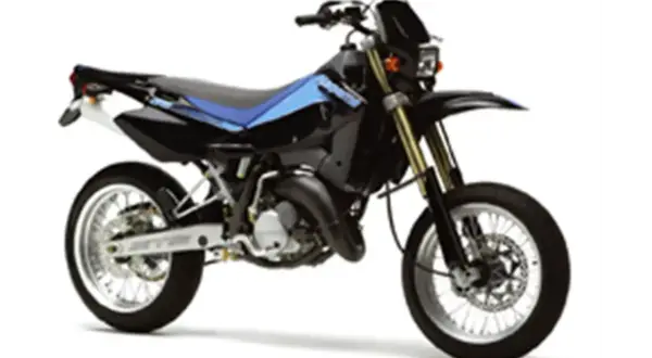 Czarny motocykl Husqvarna SM 125 z niebieskimi akcentami, gotowy do jazdy po mieście i torze.