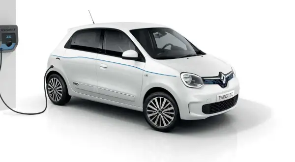 Biały Renault Twingo Electric podłączony do ładowarki. Stylowy miejski samochód elektryczny gotowy do drogi.