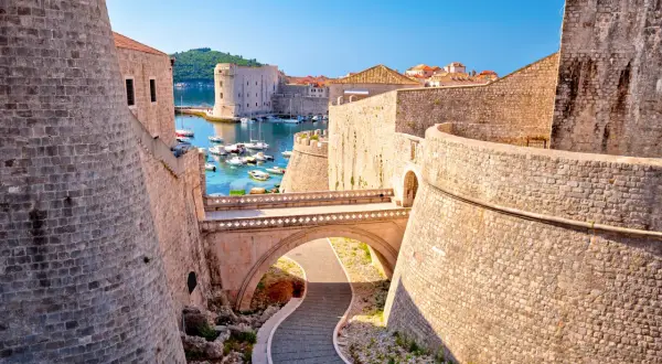 Dubrovniks gamla stad, känd från Game of Thrones, med sina imponerande stenmurar och en pittoresk hamn full av båtar.