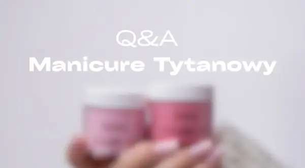 Dłoń trzymająca pudry do manicure tytanowego. Q&A o przedłużanie paznokci tytanem.
