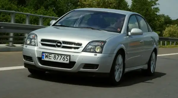 Srebrny Opel Vectra C na drodze. Zastanawiasz się, jaki silnik w tym modelu jest najmniej awaryjny?