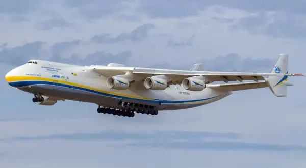 Antonov An-225 Mrija, największy samolot na świecie, w locie.