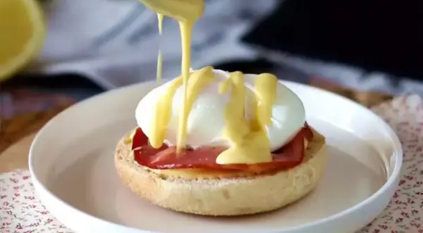 En perfekt ägg Benedict med krämig hollandaisesås. Ett enkelt hollandaise recept för en lyxig frukost.