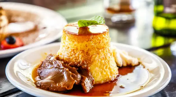 Flan casero con caramelo y dulce de leche, ideal para tus recetas de flan.
