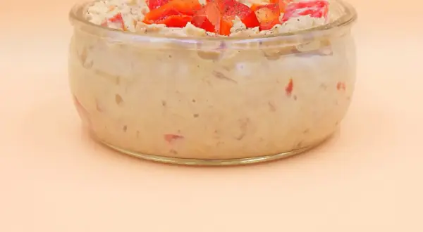 Pyszna pasta z tuńczyka z kawałkami papryki w szklanym naczyniu.