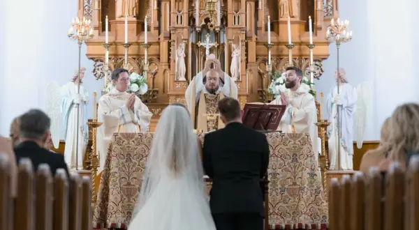 Były ksiądz i ślub kościelny: Akt łaski czy prawo? Poznaj proces.