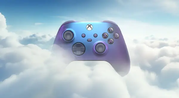 Fioletowo-niebieski kontroler Xbox unoszący się na tle nieba i chmur.
