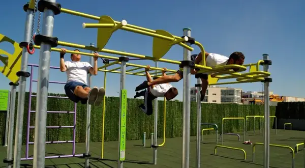 Los beneficios de entrenar en un parque de barras calistenia al aire libre