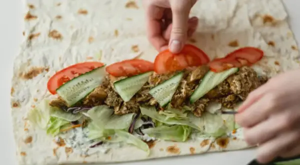 Ile kalorii ma duży kebab w tortilli? Zaskakujące wartości odżywcze