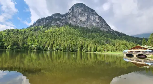 Ein idyllischer See mit Bergkulisse und einem Gasthaus – ein echter **Geheimtipp Garmisch-Partenkirchen** für Naturliebhaber.