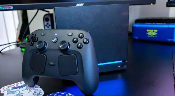 Steam Controller und Konsole mit blauer Beleuchtung. Ein Blick auf den Steam Machine Preis und das Gaming-Setup.