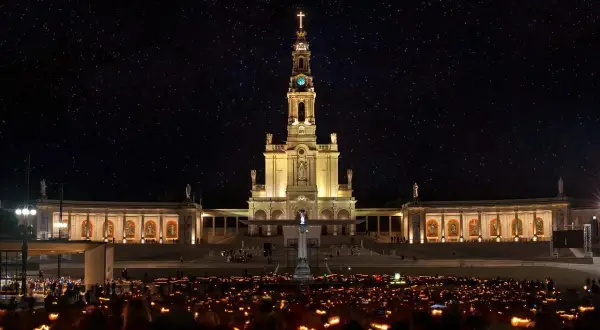 Nocna procesja z lampionami przed Sanktuarium w Fatimie. Tysiące wiernych szuka tu odpowiedzi, jak odpokutować za grzechy na ziemi.