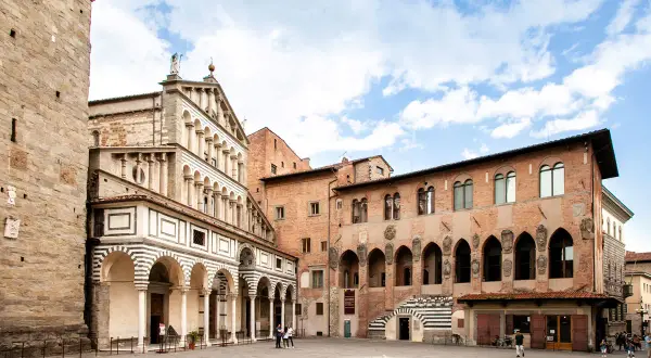 Piazza antistante la cattedrale di San Zeno, con la facciata romanica a bande bianche e nere e palazzi circostanti in mattoni.